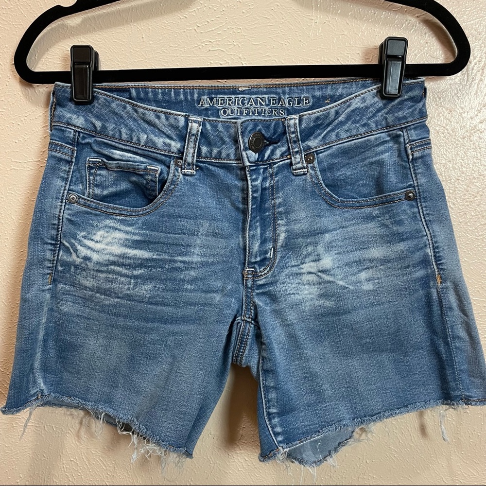 American Eagle Outfitters Super Super Stretch Light Wash Distressed Short Size 6